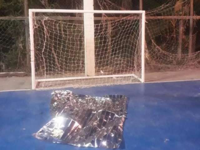 Menino de 9 anos morre atingido por trave em quadra de esportes