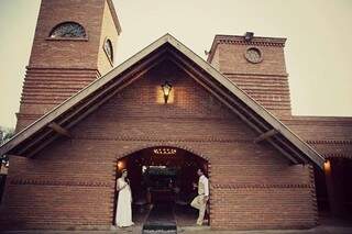 No entardecer, fachada da capela fica ainda mais romântica. (Foto: HEAVEN photo&amp;video)