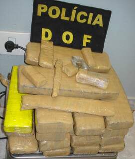 Tabletes escondidos em caixa de isopor seriam levados para Guaíra (PR). (Foto: divulgação)