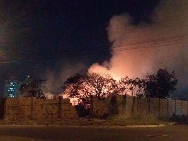Fogo em terreno na Mascarenhas de Moraes atinge cal&ccedil;ada e chamas assustam 