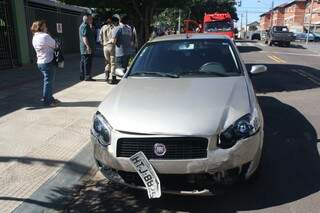 A condutora do Siena abandono o veículo em frente de uma residência na rua Eduardo Santos Pereira. (Foto: Marcos Ermínio) 