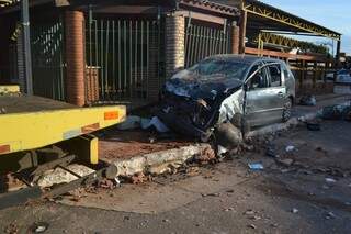 Carro ficou destruído após bater em poste no cruzamento da rua Amazonas com Ceará. (Foto: Pedro Peralta)