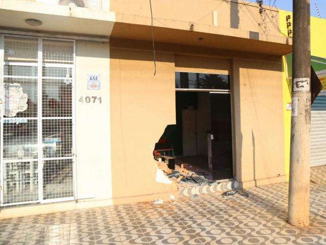 &Oacute;tica amanhece com parede quebrada e dono suspeita de acidente de tr&acirc;nsito