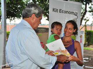 Governador André Puccinelli entrega kit economia para cliente da Enersul (Foto: João Garrigó)