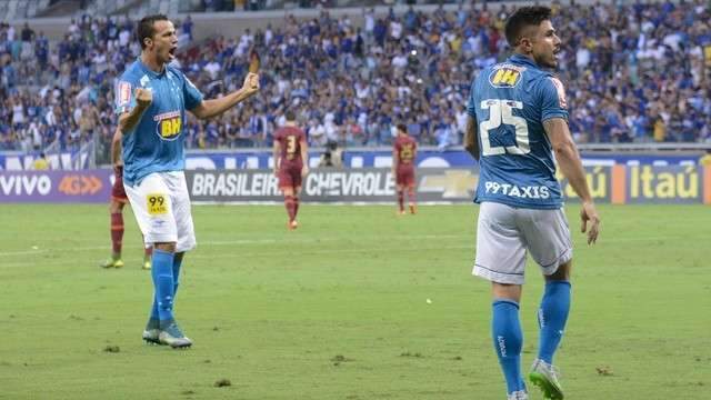 S&atilde;o Paulo perde para o Cruzeiro  e se complicar para chegar no  G-4