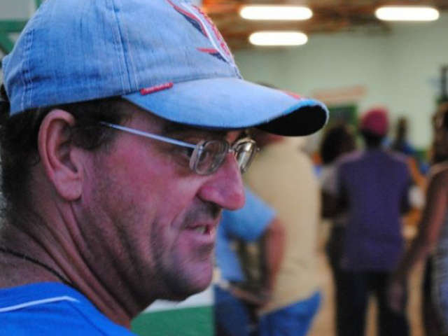  Em pleno Carnaval, alunos acampam em escola como protesto contra municipaliza&ccedil;&atilde;o