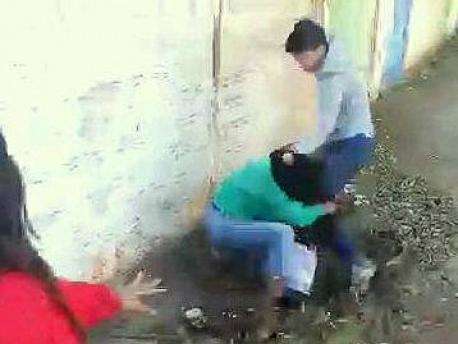 V&iacute;deo mostra garota de 16 anos sendo espancada por rapaz em frente a col&eacute;gio