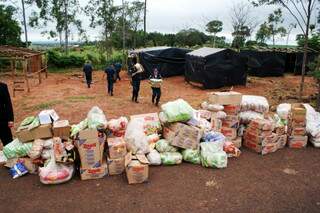 Alimentos encontrados nos barracos eram colocados na rodovia. (Foto: Umberto Zum)