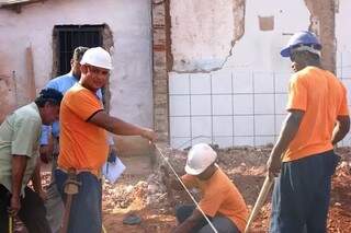 Com supervisão dos agentes, internos ajudam nas obras e assim conseguem reduzir a pena (Foto: Joelma Belchior - Assessoria)