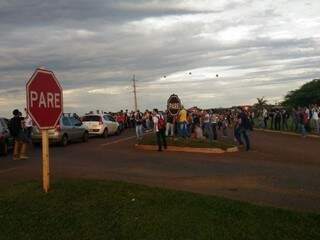 Alunos protestam contra prefeitura após não terem ajuda com o transporte escolar (Foto: Direto das Ruas)