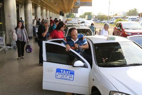 Troca de horários de voos pode resolver falta de táxi no aeroporto 