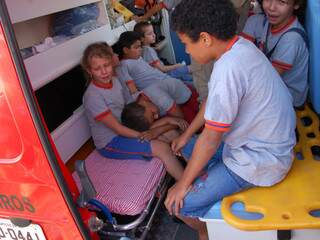Crianças são socorridos pelo Corpo de Bombeiros. (Foto: Simão Nogueira)