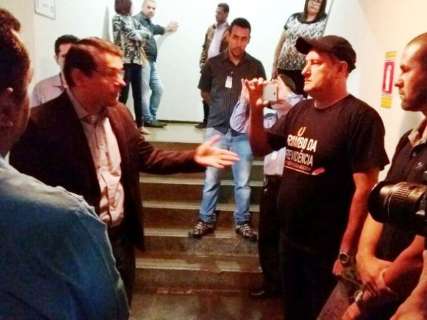 Dionizio &eacute; alvo de protesto contra reformas e chama sindicatos de &ldquo;pelegos&rdquo;
