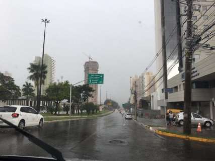 Isolada, chuva de 45 minutos atingiu região nobre de Campo Grande