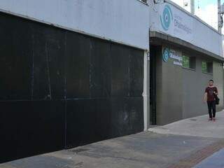 Imóvel foi fechado com tapumes (Foto: Alcides Neto)