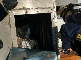 Fundo falso onde foi encontrada maconha dentro do caminhão (Foto: Divulgação/PRF)