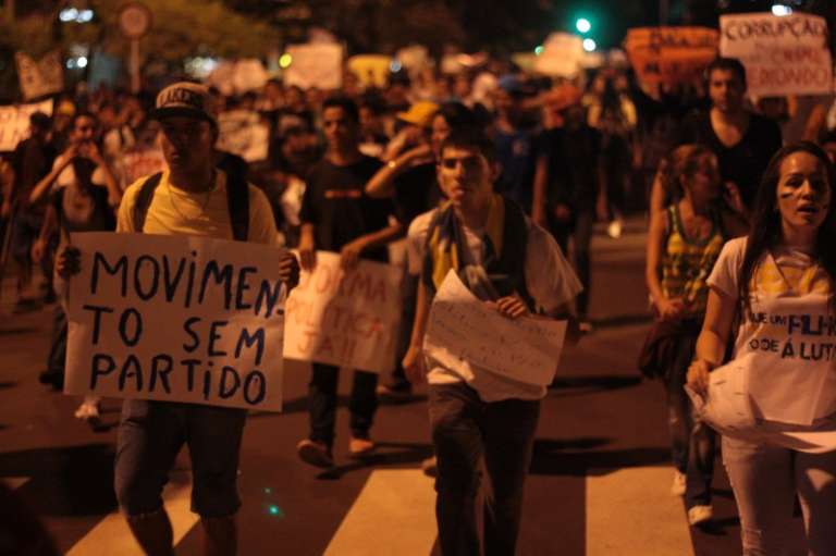 Jovens ocuparam as ruas de Campo Grande. (Foto: Marcos Ermínio)