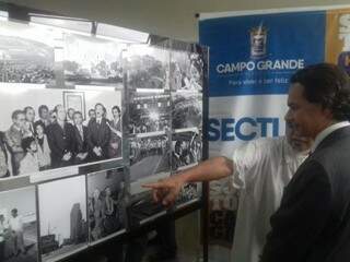 Roberto Higa mostra as fotos da exposição para o prefeito Marquinhos Trad. (Foto: Mayara Bueno)