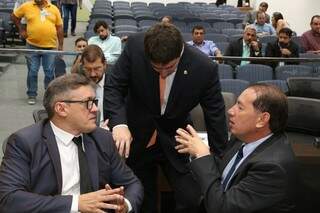 Deputados Lucas de Lima (SD), João Henrique Catan (PR) e Gerson Claro (PP), durante sessão (Foto: Assessoria/ALMS)