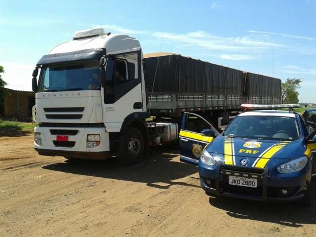 Pol&iacute;cia apreende 3 carretas com mais de 65 mil cigarros contrabandeados