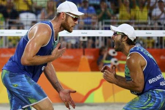 Alison e Bruno vencem holandeses e levam Brasil &agrave; final do v&ocirc;lei de praia