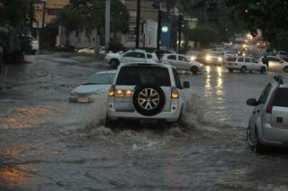Vários veículos tentaram enfrentar a água. (Foto: Alcides Neto)