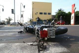 Vítima em acidente entre carro e moto foi encaminhada para Santa Casa (Foto: Marcos Ermínio)