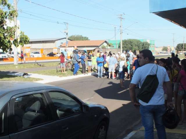 Motocicleta atropela estudante de cinco anos e condutor tamb&eacute;m fica ferido