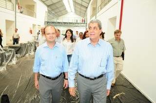 Governador André Puccinelli (D) visita a nova sede da Sanesul ao lado do presidente José Carlos Barbosa (Foto: Rodrigo Panizato)