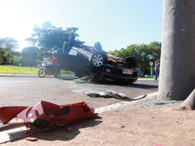 Carro bate em traseira de caminh&atilde;o, capota e motorista fica ferido 