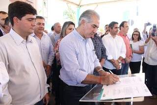Governador Reinaldo Azambuja assina ordem de serviços para novas obras em Nioaque (Foto: Chico Ribeiro/Segov)