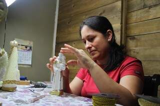 Tatiane confecciona santos personalizados com pérolas, (Foto Fernando Antunes) 