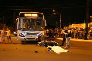 Geraldo morreu na hora depois de bater em ônibus (Foto: Marcelo Victor)