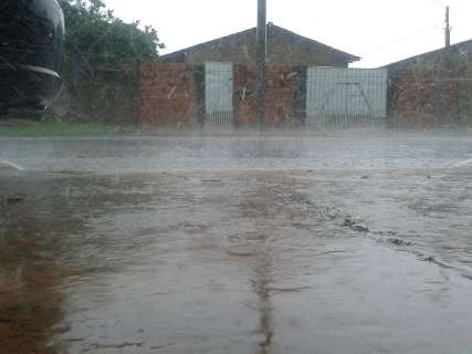 Chuva rápida na região Sudoeste de Campo Grande tem queda de granizo