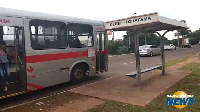 Ladr&otilde;es fazem arrast&atilde;o e roubam pelo menos dez pessoas em &ldquo;ponto do medo&rdquo;