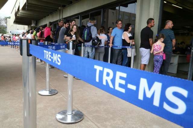 Com fila na cal&ccedil;ada, procura por biometria surpreende neste domingo