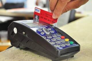 Com as facilidades do cartão de crédito e a segurança para quem compra e para quem vende, a moeda de plástico passou a ocupar o espaço do cheque. (Foto: João Garrigó) 