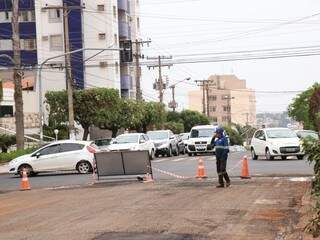 Cruzamento da Pernambuco amanheceu fechado e motoristas precisam fazer desvio (Foto: Henrique Kawaminami)