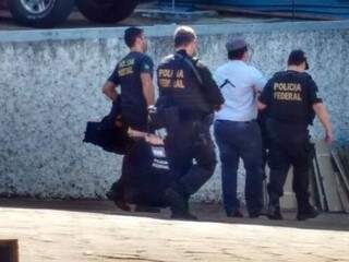 Preso, Celso de Araújo sendo levado para dentro da sede da PF na Capital (Foto: Marcos Ermínio)