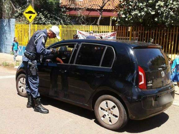 Pais, alunos e professores recebem orienta&ccedil;&otilde;es para evitar acidentes