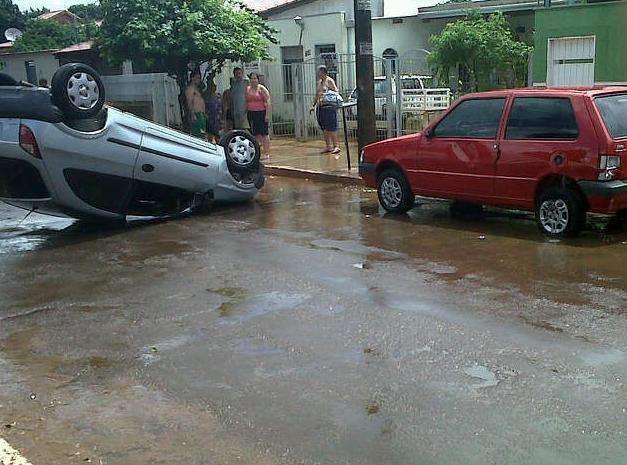 Motorista se distrai com celular e provoca capotagem no Uni&atilde;o