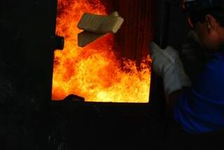 Mais de duas toneladas de entorpecentes queimaram nas caldeiras de um frigorífico. (Foto: Tiago Apolinário/Da Hora Bataguassu)