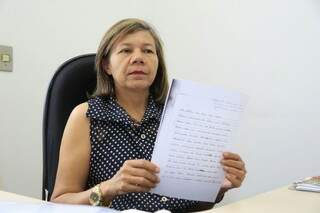 A coordenadora da Casai de Campo Grande, Eliete Maggioni mostra a carta escrita pelo pai de Edemar, proibindo a cirurgia. (Foto: Gerson Walber)