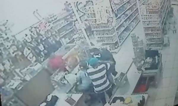 Dupla armada rende clientes e funcion&aacute;rios para roubar R$ 400 