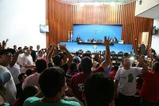 Funcionários da JBS voltaram a ocupar as galerias da Assembléia Legislativa nesta quinta-feira (Foto: Leonardo Rocha)