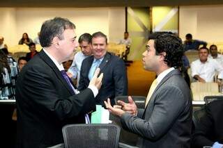 Deputados Paulo Siufi (PMDB) e Beto Pereira (PSDB) conversam sobre projeto que foi rejeitado (Foto: Divulgação)