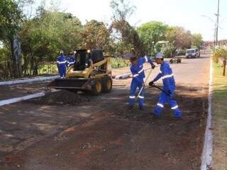 Homens trabalham em pavimentação em Maracaju. (Edemir Rodrigues/Governo de MS)