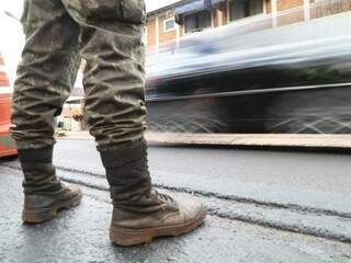 Trecho da rua Brilhante que já recebeu asfalto novo; militares comandam a obra (Foto: André Bittar)