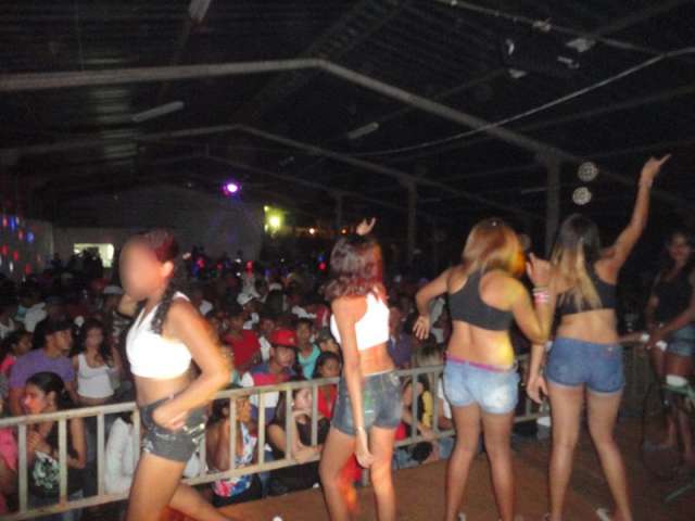 Pol&iacute;cia procura por testemunhas e v&iacute;timas de festa com orgia e nudez