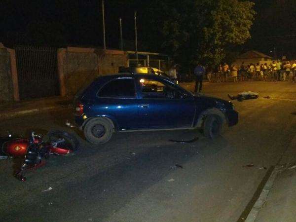 Motociclista morre ao ser atingido por carro que sa&iacute;a da garagem